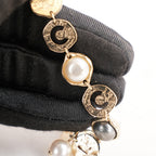 Chanel Orecchini Pendenti Lunghi Vintage 2019 in Metallo Dorato con Scritta COCO CHANEL, Cristalli e Perle