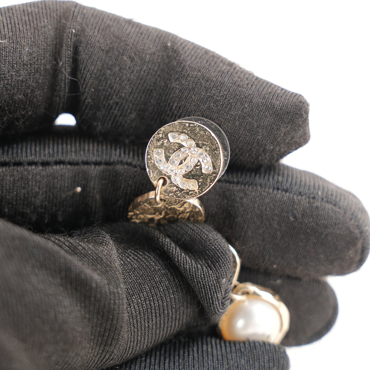 Chanel Orecchini Pendenti Lunghi Vintage 2019 in Metallo Dorato con Scritta COCO CHANEL, Cristalli e Perle