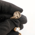Chanel Orecchini Pendenti Lunghi Vintage 2019 in Metallo Dorato con Scritta COCO CHANEL, Cristalli e Perle