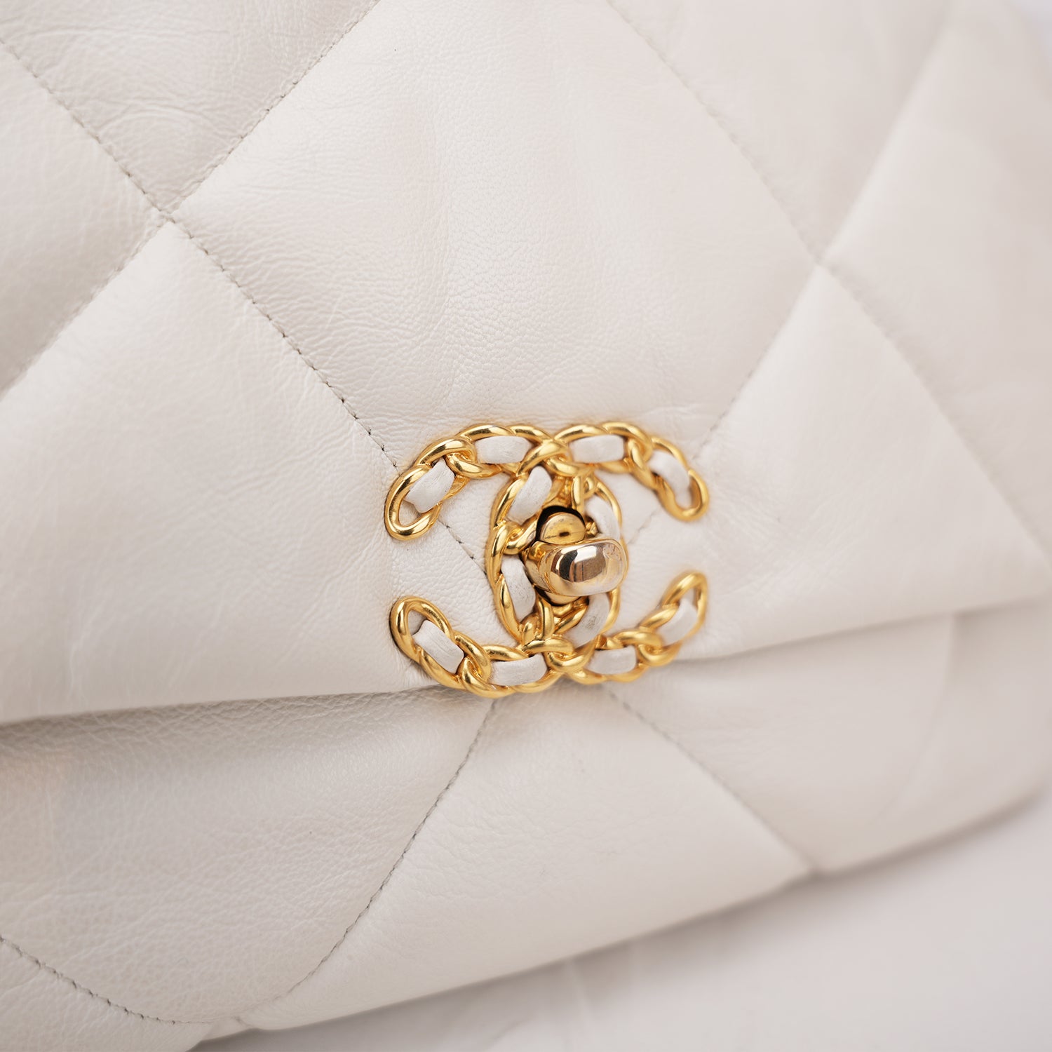 Chanel 19 Medium Flap Bag Beige in Pelle Matelassé con Catena Mista Oro e Argento