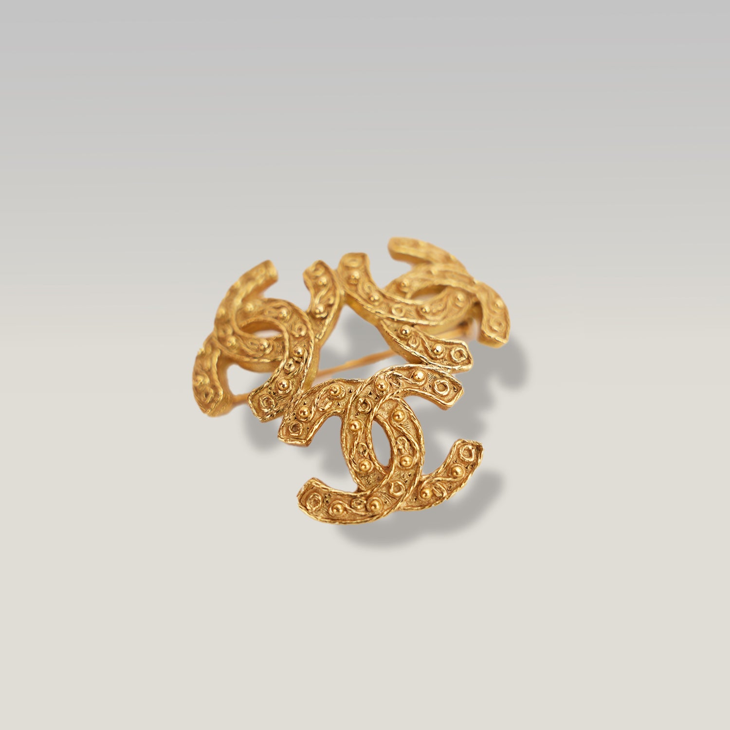Chanel 22A Spilla Doppio CC Leone in Metallo Dorato – Broche Gioiello Vintage