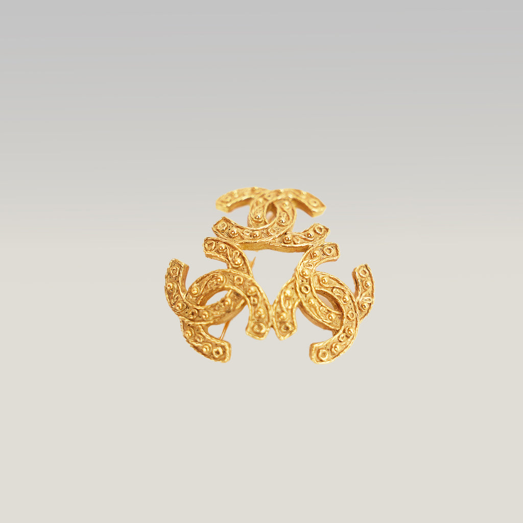 Chanel 22A Spilla Doppio CC Leone in Metallo Dorato – Broche Gioiello Vintage