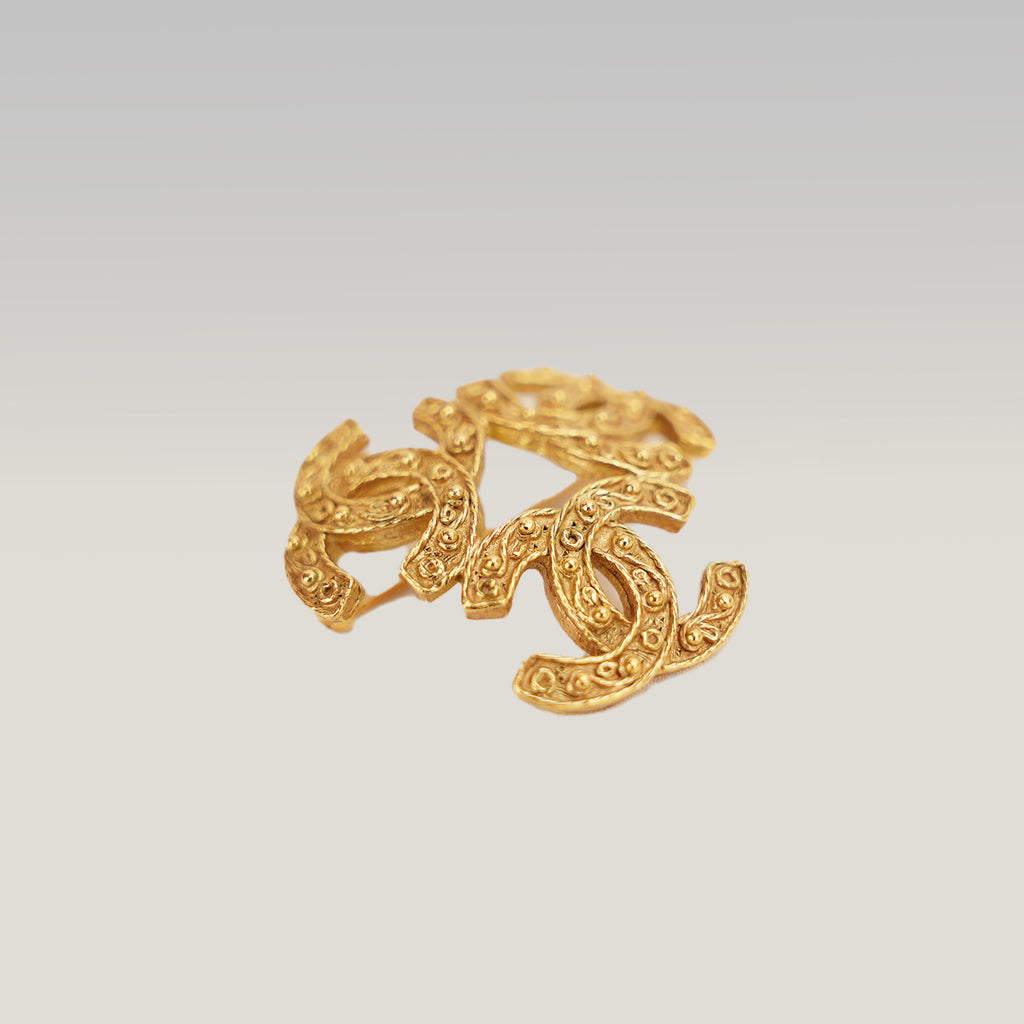 Chanel 22A Spilla Doppio CC Leone in Metallo Dorato – Broche Gioiello Vintage