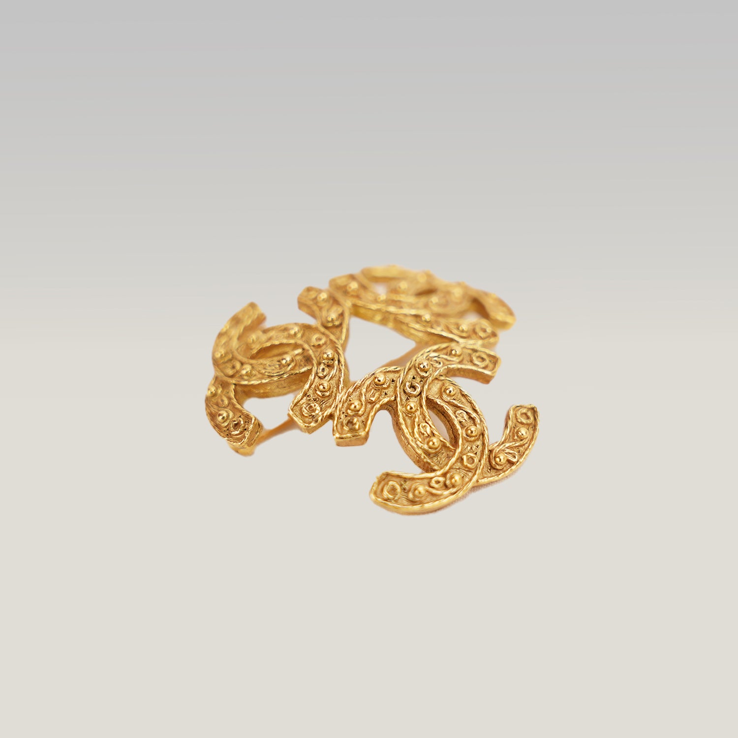 Chanel 22A Spilla Doppio CC Leone in Metallo Dorato – Broche Gioiello Vintage