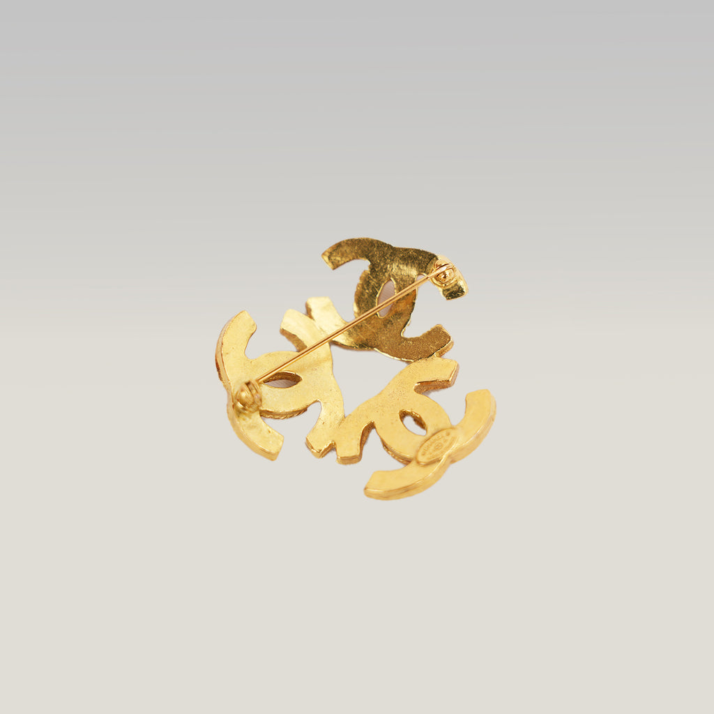 Chanel 22A Spilla Doppio CC Leone in Metallo Dorato – Broche Gioiello Vintage