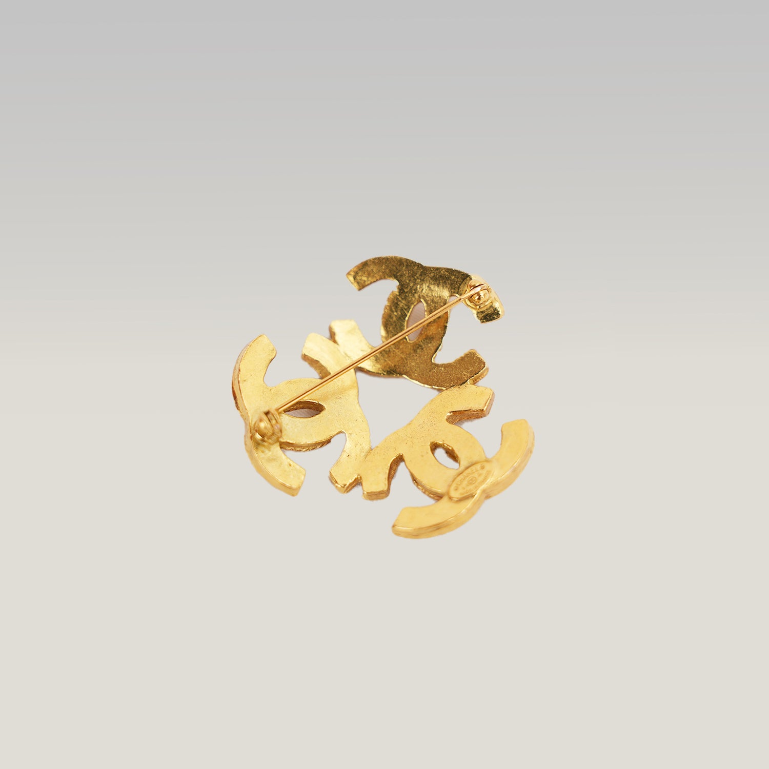 Chanel 22A Spilla Doppio CC Leone in Metallo Dorato – Broche Gioiello Vintage