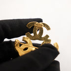 Chanel 22A Spilla Doppio CC Leone in Metallo Dorato – Broche Gioiello Vintage