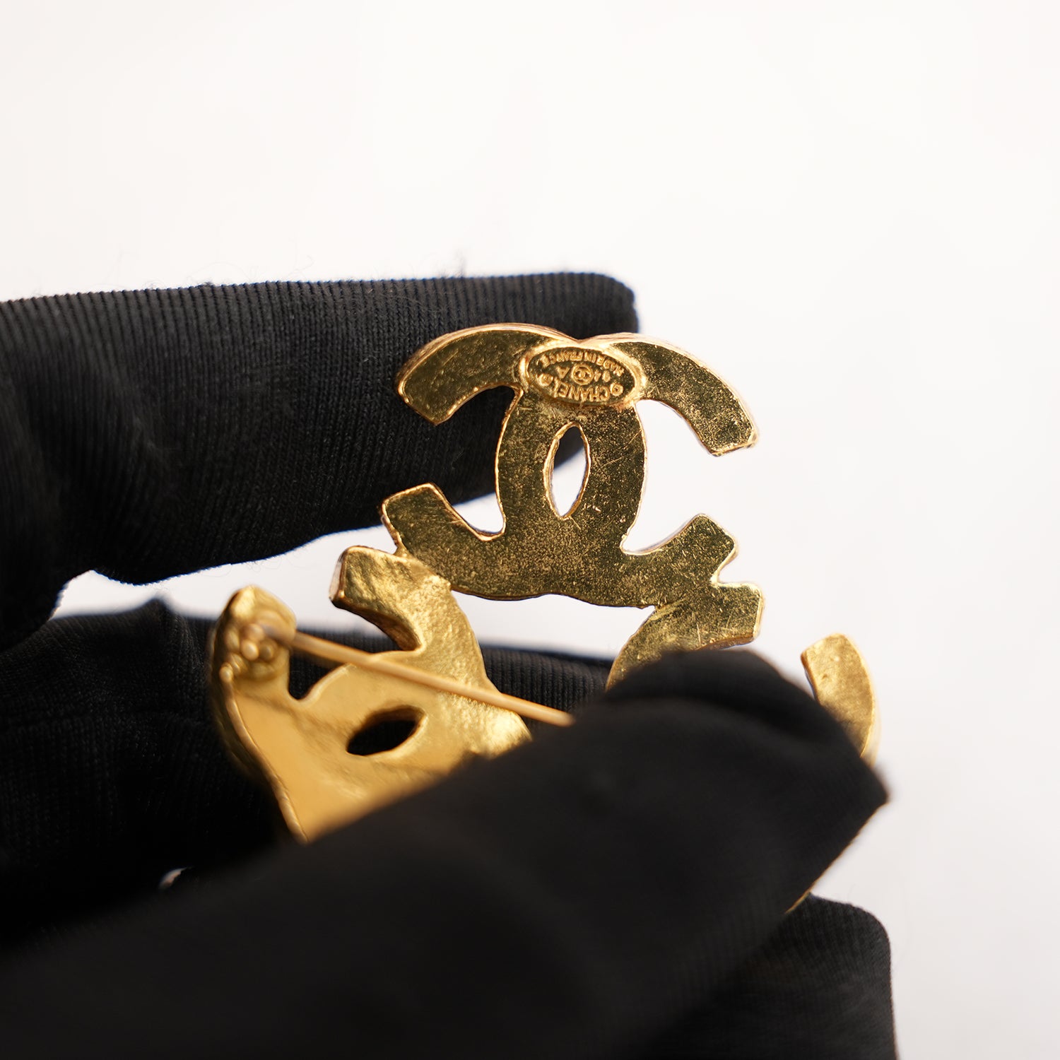 Chanel 22A Spilla Doppio CC Leone in Metallo Dorato – Broche Gioiello Vintage