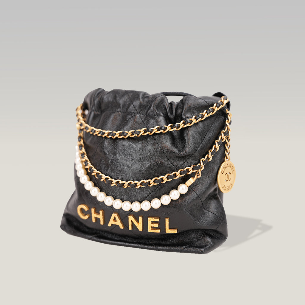 Chanel 22 Mini Borsa a Mano in Pelle Nera Lucida con Perle e Catena Dorata