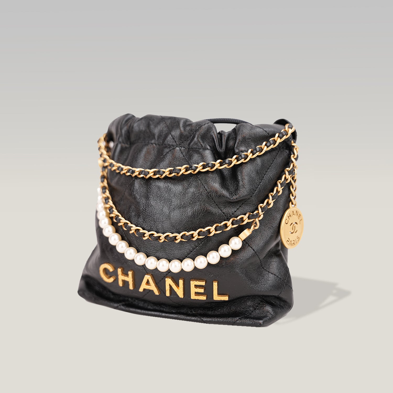 Chanel 22 Mini Borsa a Mano in Pelle Nera Lucida con Perle e Catena Dorata