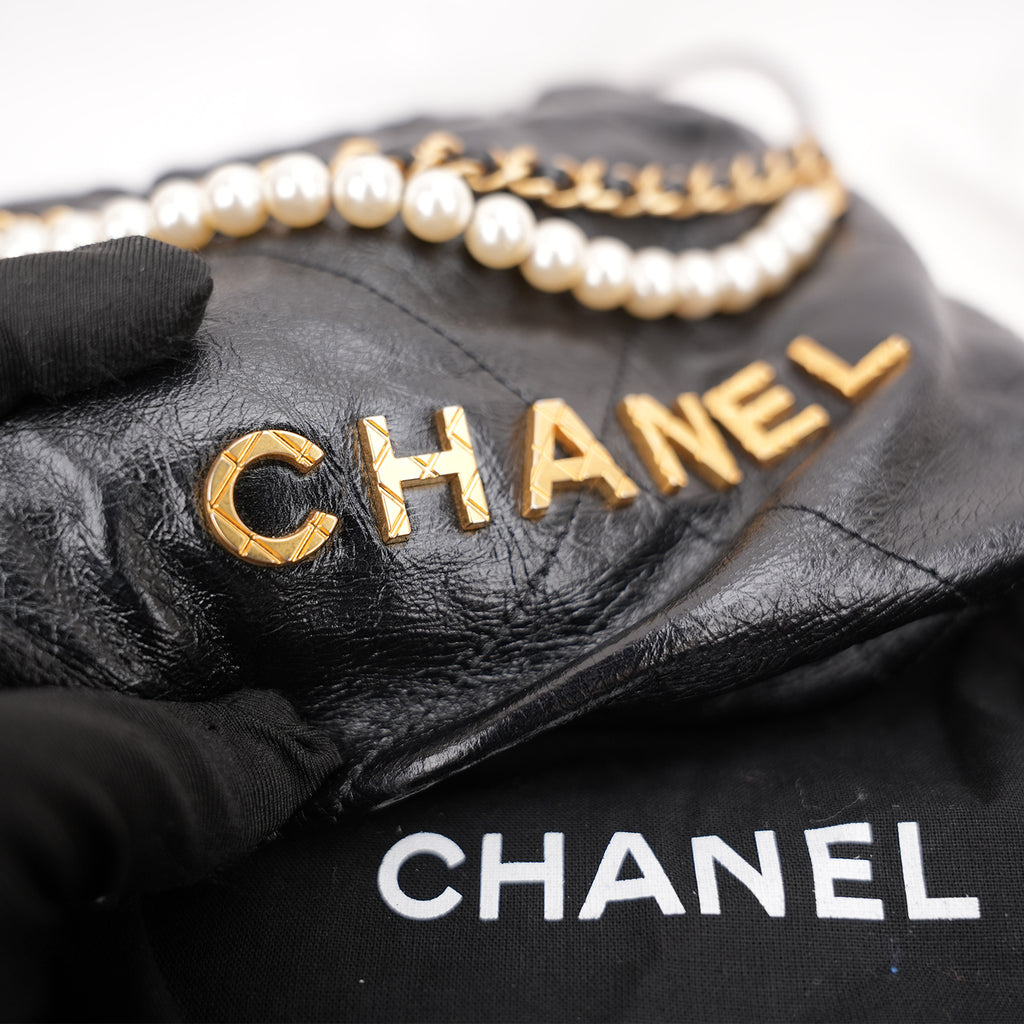 Chanel 22 Mini Borsa a Mano in Pelle Nera Lucida con Perle e Catena Dorata
