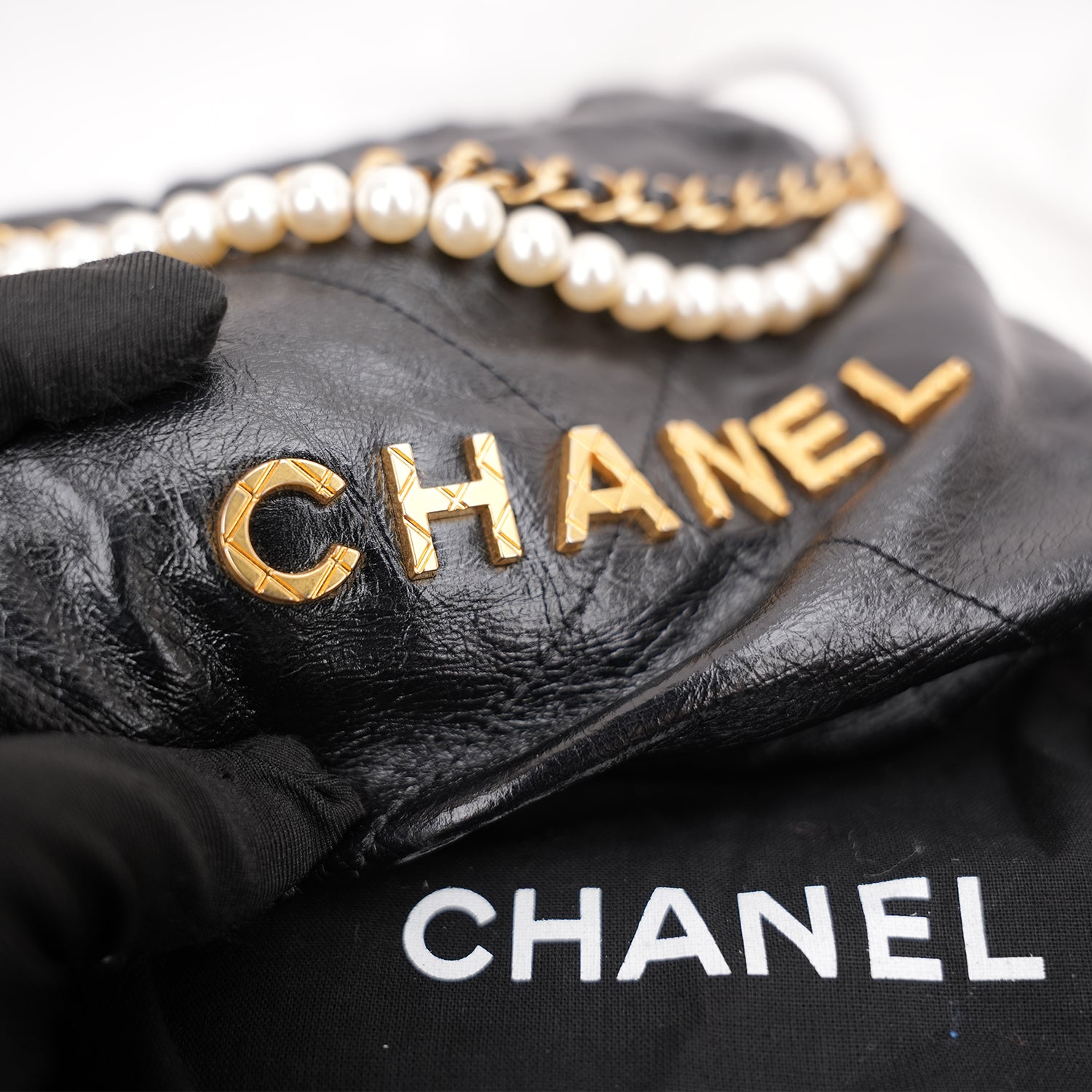 Chanel 22 Mini Borsa a Mano in Pelle Nera Lucida con Perle e Catena Dorata