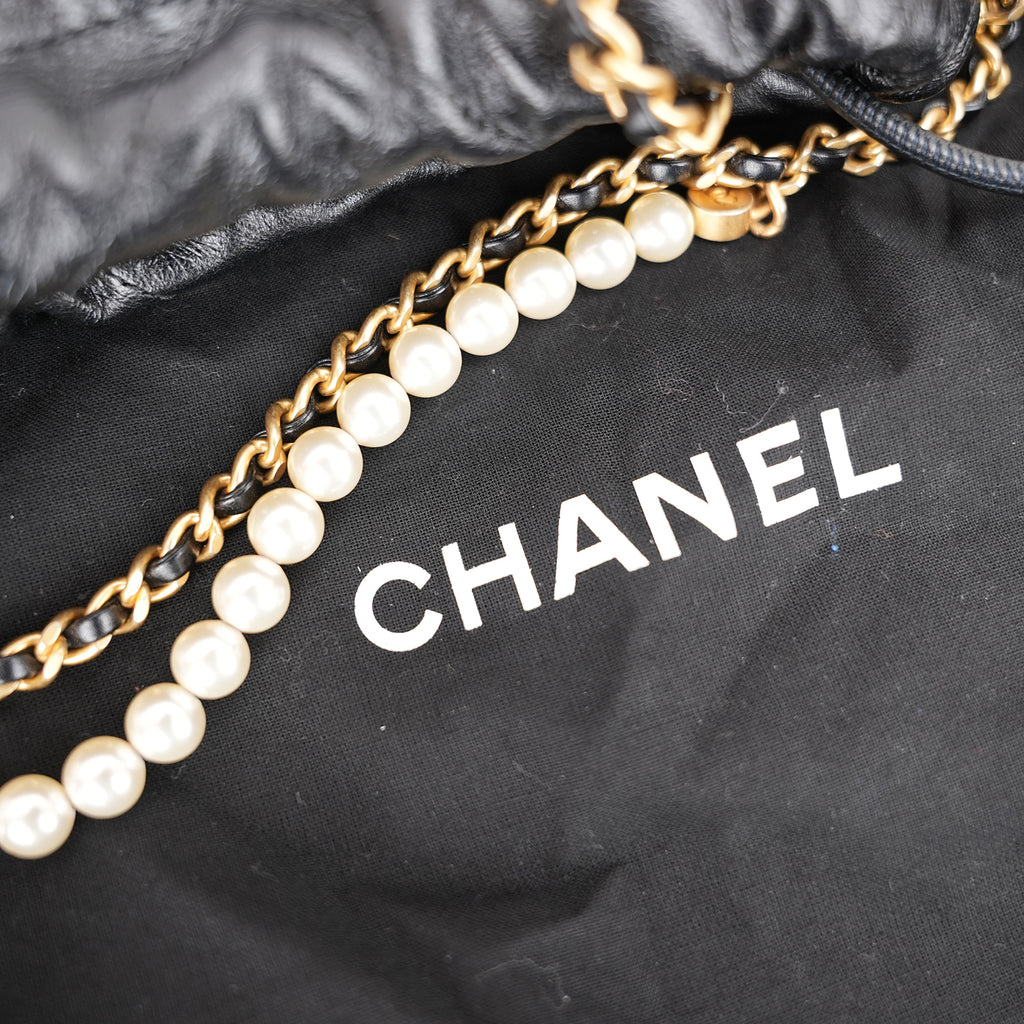 Chanel 22 Mini Borsa a Mano in Pelle Nera Lucida con Perle e Catena Dorata