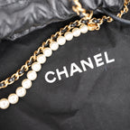 Chanel 22 Mini Borsa a Mano in Pelle Nera Lucida con Perle e Catena Dorata