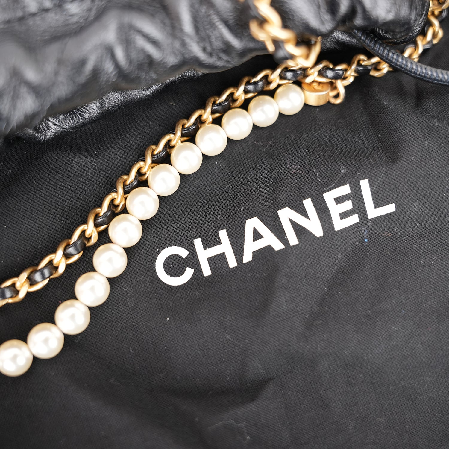 Chanel 22 Mini Borsa a Mano in Pelle Nera Lucida con Perle e Catena Dorata