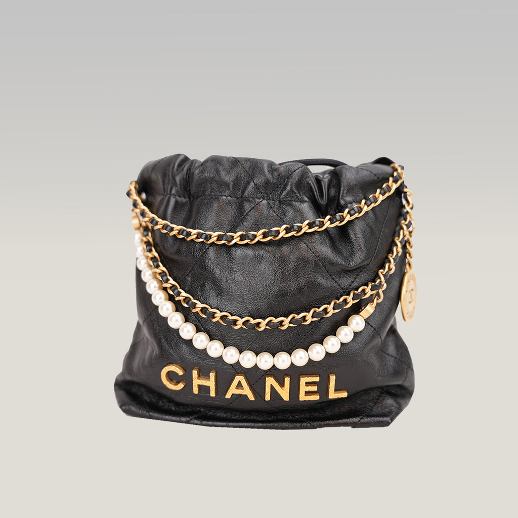 Chanel 22 Mini Borsa a Mano in Pelle Nera Lucida con Perle e Catena Dorata