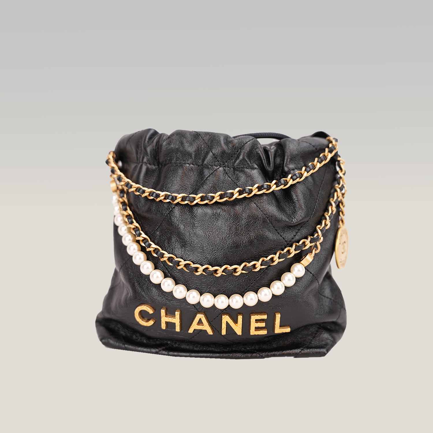Chanel 22 Mini Borsa a Mano in Pelle Nera Lucida con Perle e Catena Dorata