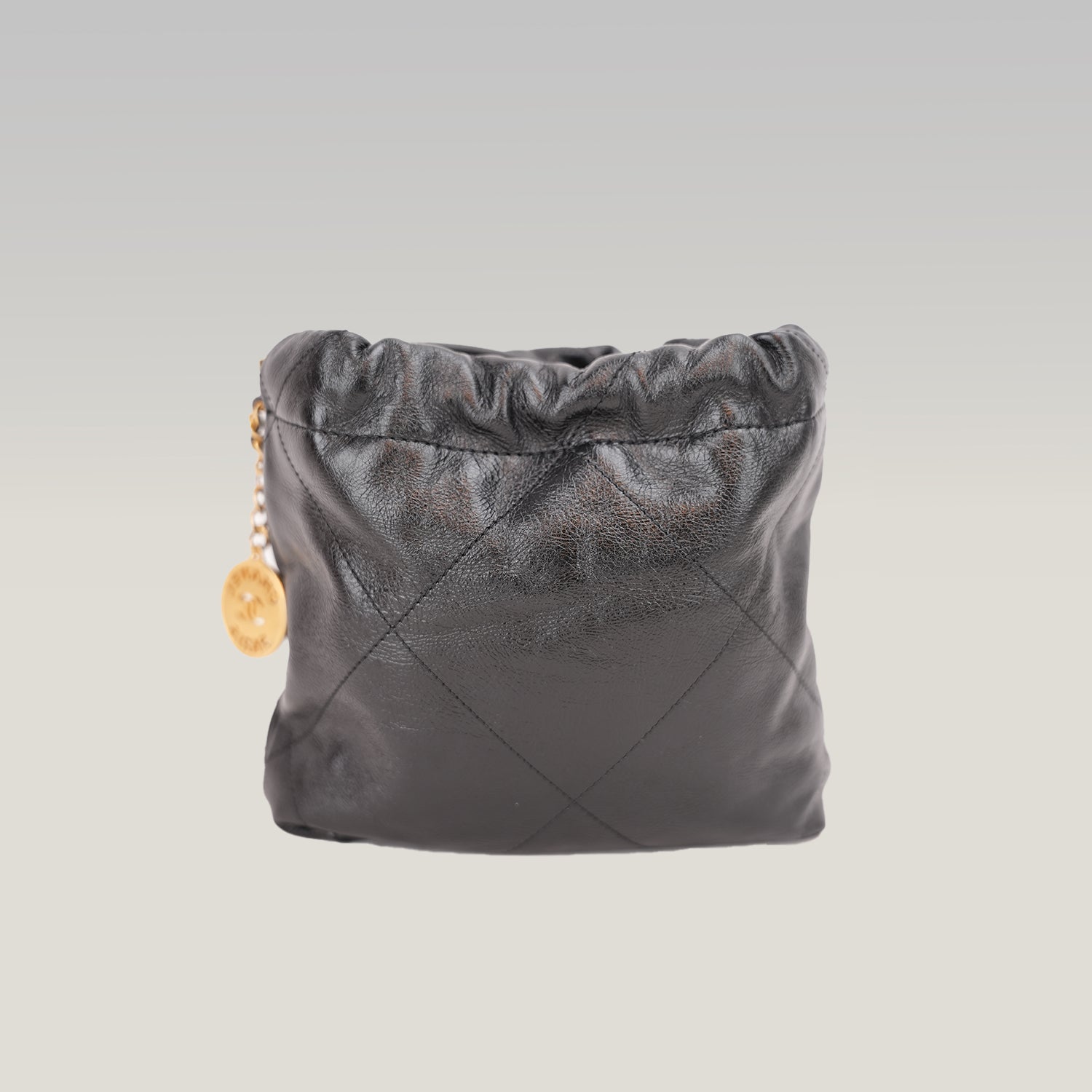 Chanel 22 Mini Borsa a Mano in Pelle Nera Lucida con Perle e Catena Dorata