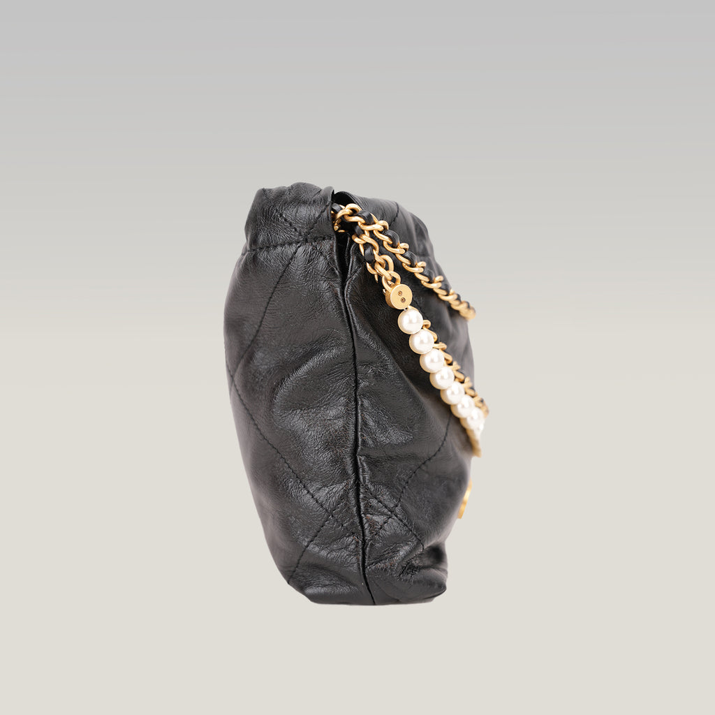 Chanel 22 Mini Borsa a Mano in Pelle Nera Lucida con Perle e Catena Dorata