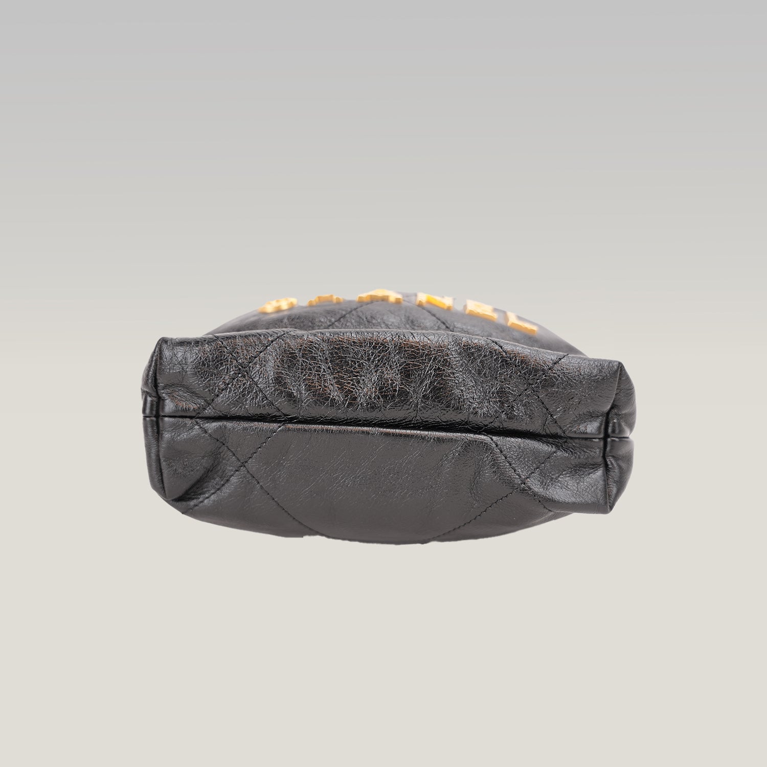 Chanel 22 Mini Borsa a Mano in Pelle Nera Lucida con Perle e Catena Dorata