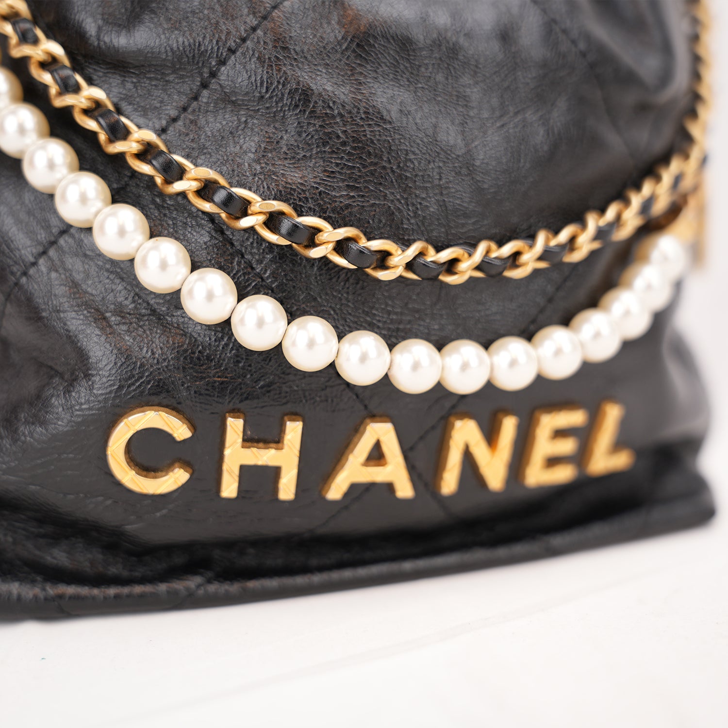 Chanel 22 Mini Borsa a Mano in Pelle Nera Lucida con Perle e Catena Dorata