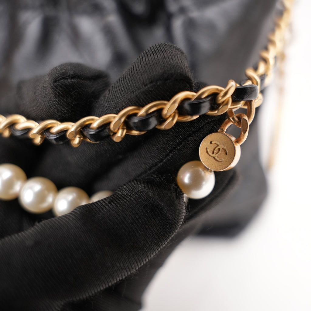 Chanel 22 Mini Borsa a Mano in Pelle Nera Lucida con Perle e Catena Dorata