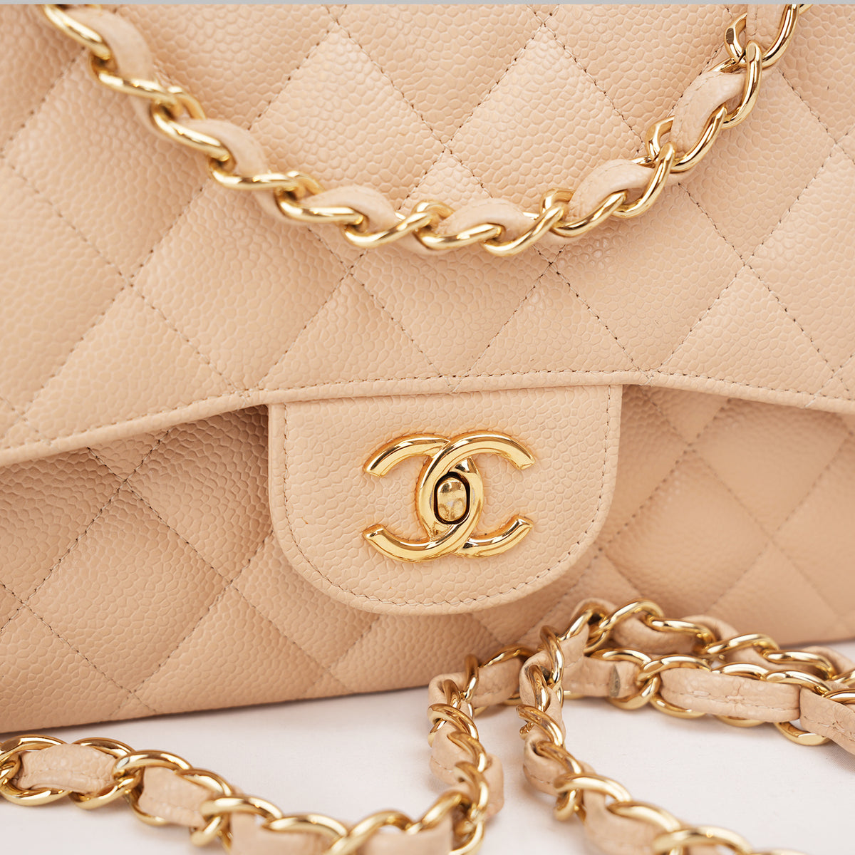Chanel Classic Flap Jumbo Double Flap in Pelle di Vitello Beige Matelassé con Hardware Dorato – Serie 18
