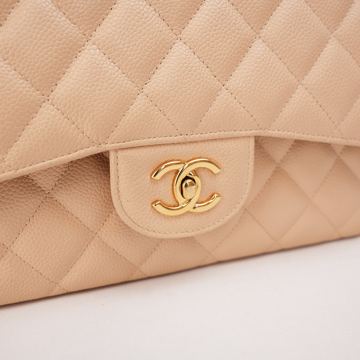 Chanel Classic Flap Jumbo Double Flap in Pelle di Vitello Beige Matelassé con Hardware Dorato – Serie 18