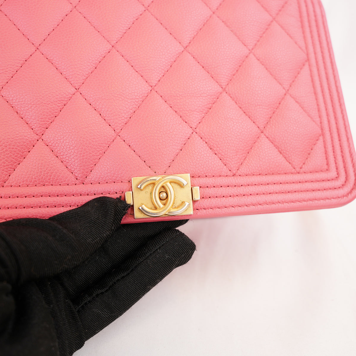 Chanel Boy WOC Rosa in Pelle Caviar Trapuntata con Hardware Dorato, Carta e Etichetta