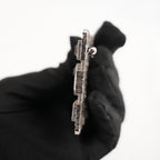 Chanel Spilla Quadrata con Cristalli Neri e Trasparenti in Metallo Argentato