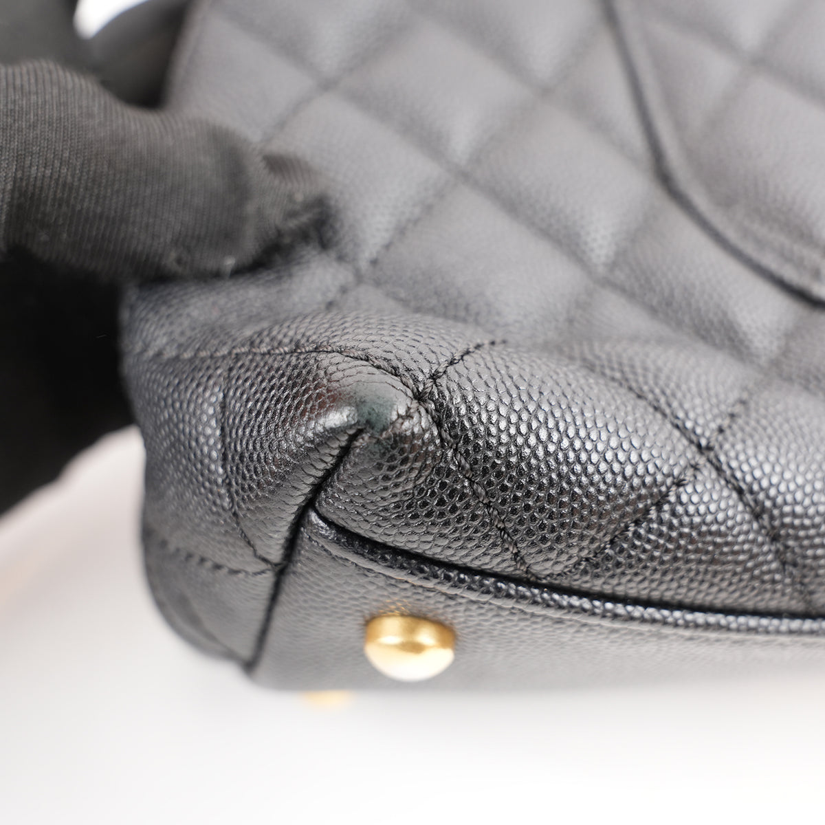 Chanel Coco Handle Borsa a Mano Media in Pelle Caviar Nera Matelassé con Hardware Dorato – Serie 25