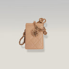 Chanel Portacarte Nude in Pelle Trapuntata con Catena e Charm CC, Carta ed Etichetta