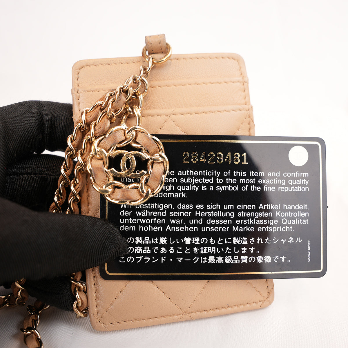 Chanel Portacarte Nude in Pelle Trapuntata con Catena e Charm CC, Carta ed Etichetta