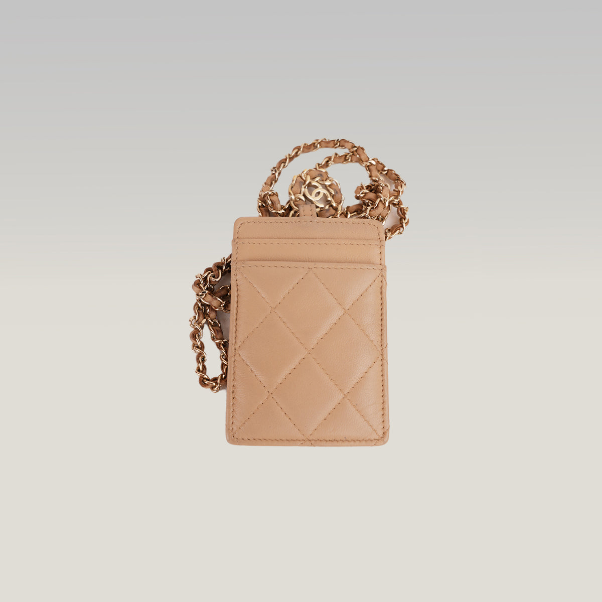 Chanel Portacarte Nude in Pelle Trapuntata con Catena e Charm CC, Carta ed Etichetta