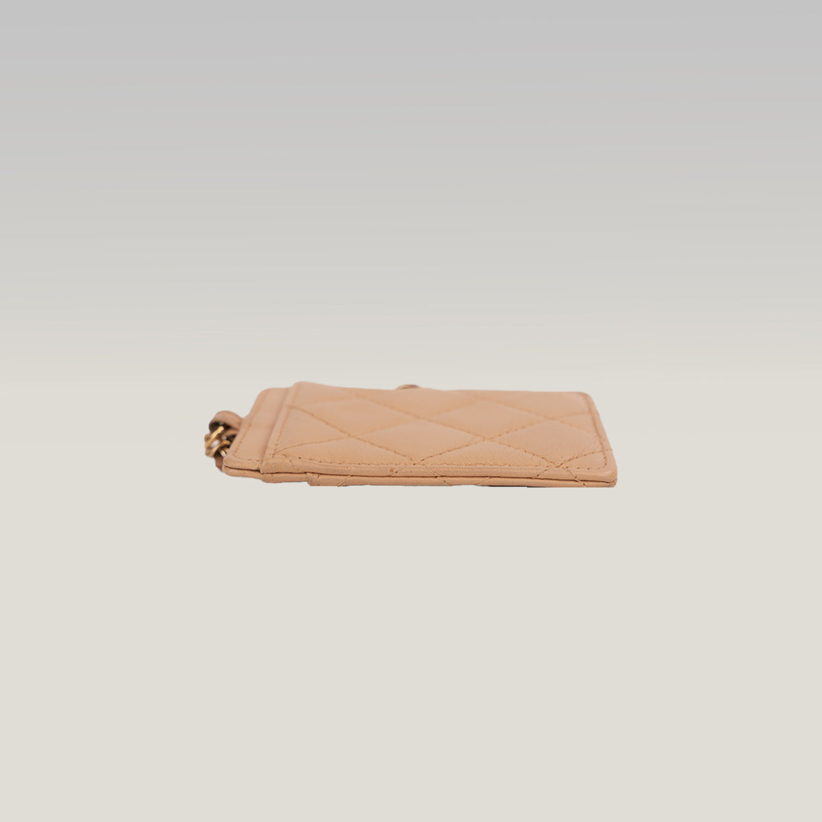 Chanel Portacarte Nude in Pelle Trapuntata con Catena e Charm CC, Carta ed Etichetta