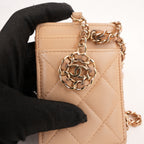 Chanel Portacarte Nude in Pelle Trapuntata con Catena e Charm CC, Carta ed Etichetta