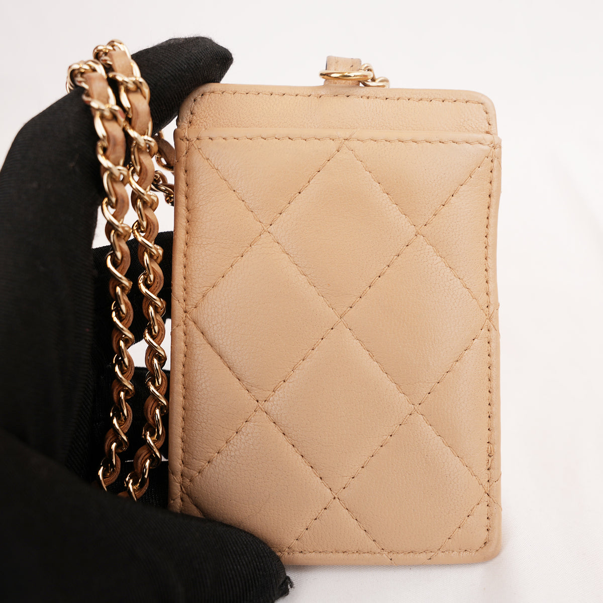 Chanel Portacarte Nude in Pelle Trapuntata con Catena e Charm CC, Carta ed Etichetta
