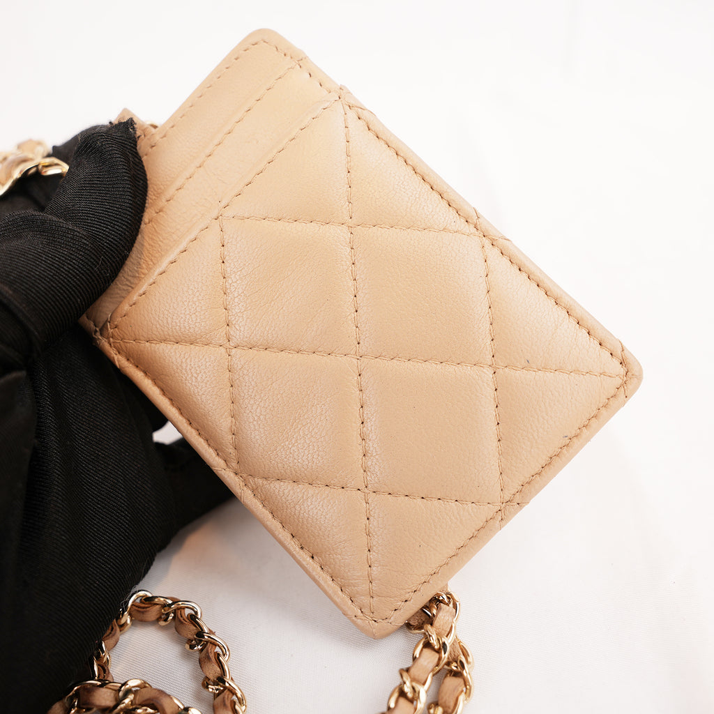 Chanel Portacarte Nude in Pelle Trapuntata con Catena e Charm CC, Carta ed Etichetta
