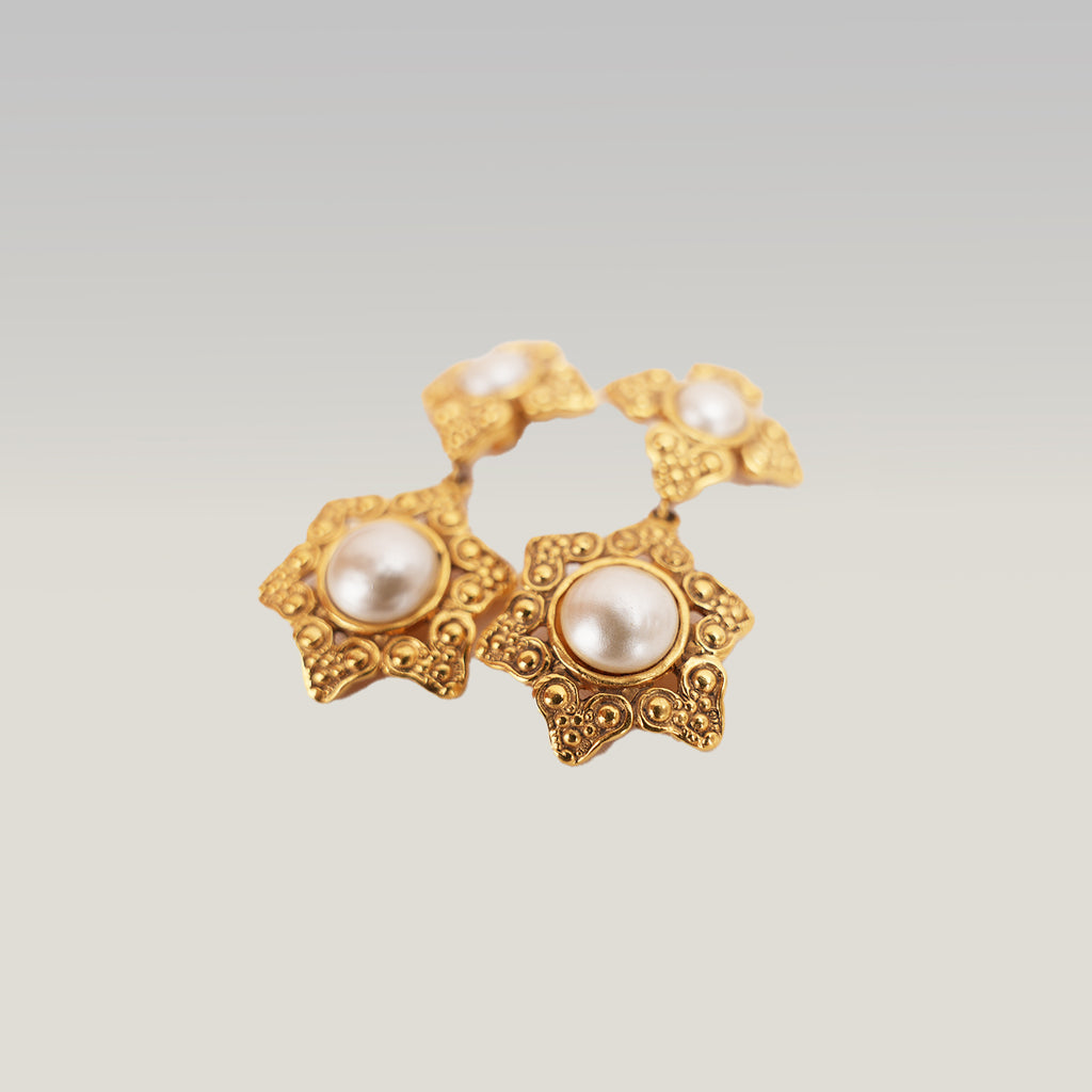 Chanel Orecchini a Clip Vintage in Lega Metallica Dorata con Perle e Logo CC