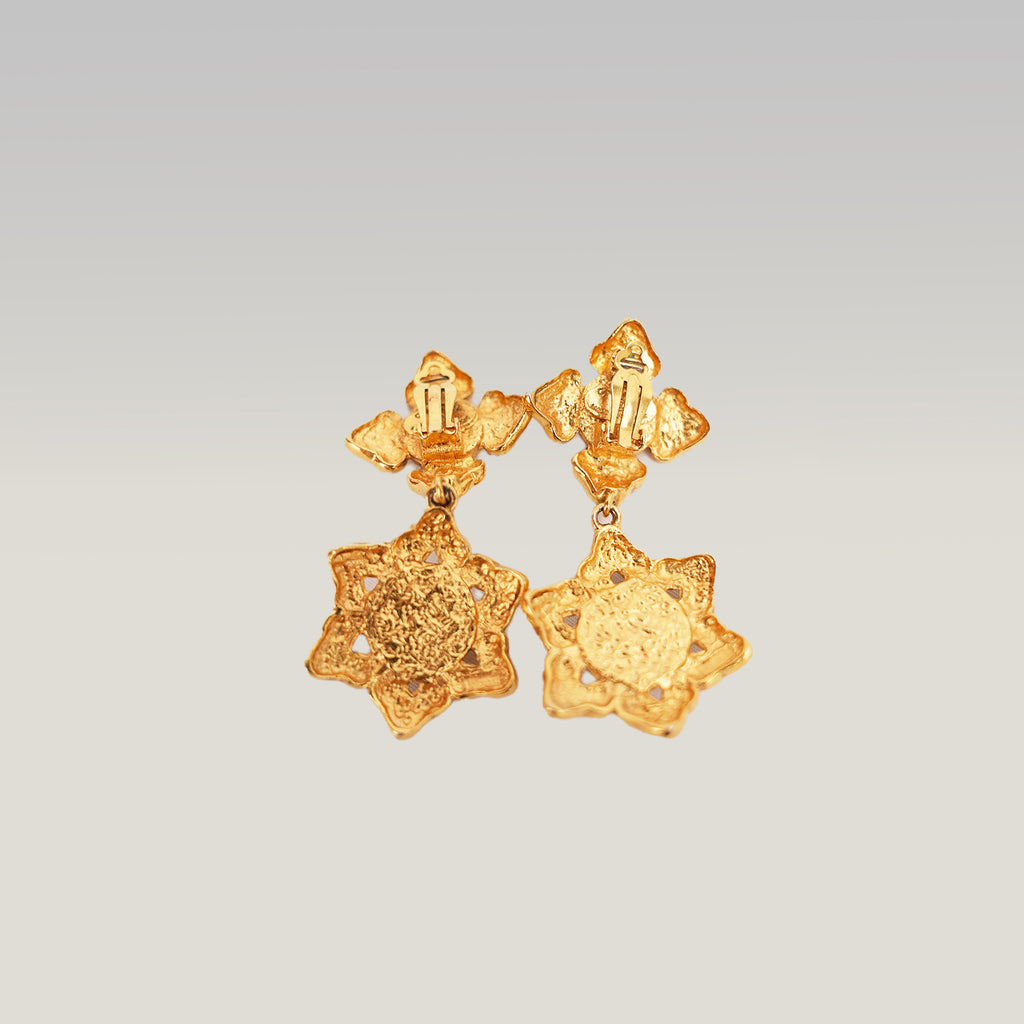 Chanel Orecchini a Clip Vintage in Lega Metallica Dorata con Perle e Logo CC