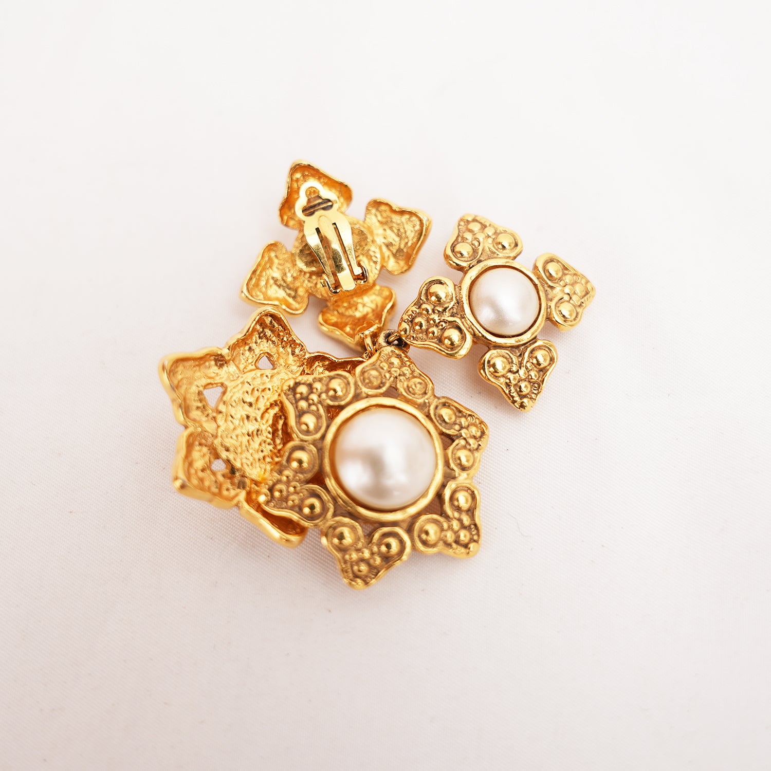 Chanel Orecchini a Clip Vintage in Lega Metallica Dorata con Perle e Logo CC