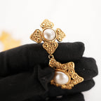Chanel Orecchini a Clip Vintage in Lega Metallica Dorata con Perle e Logo CC