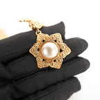 Chanel Orecchini a Clip Vintage in Lega Metallica Dorata con Perle e Logo CC