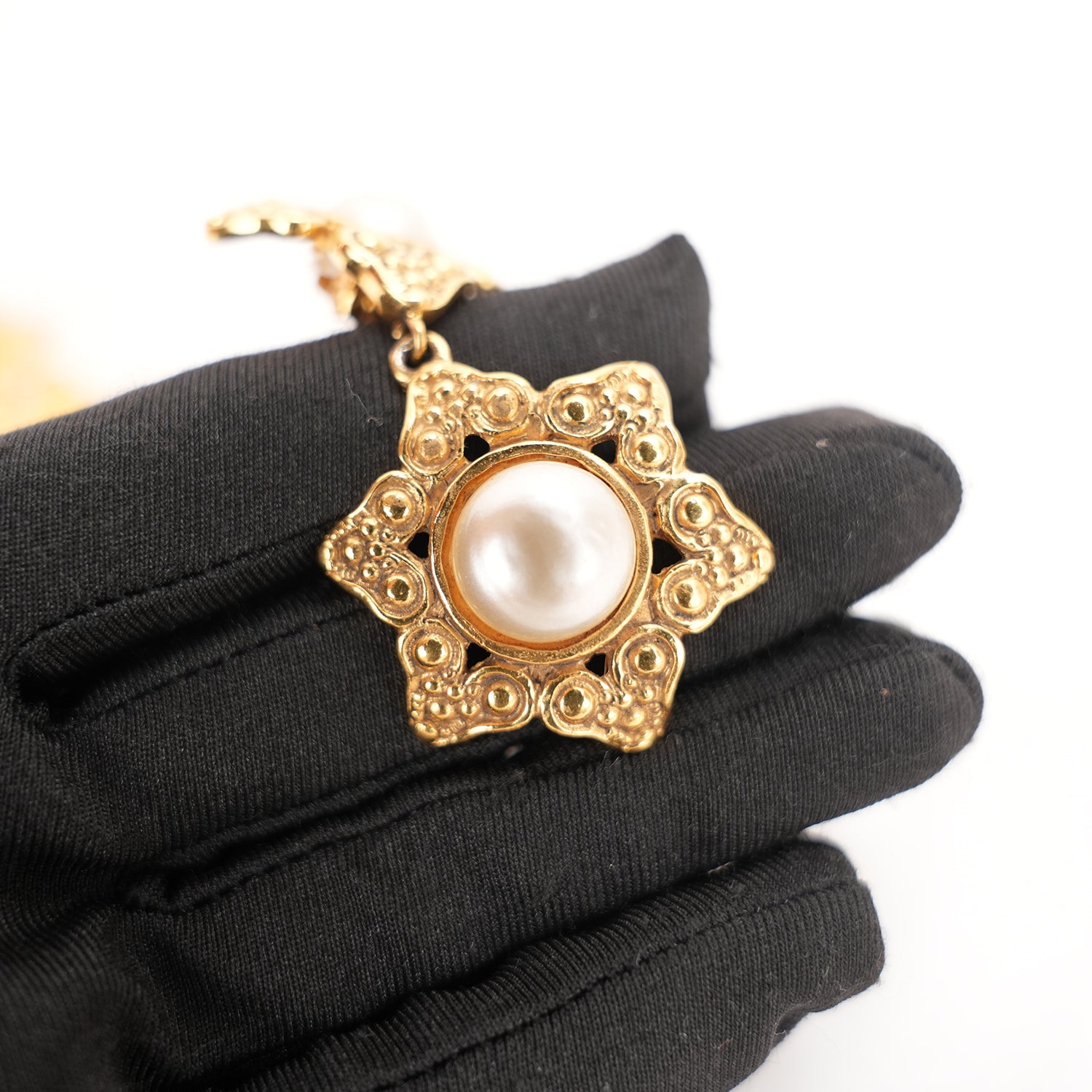 Chanel Orecchini a Clip Vintage in Lega Metallica Dorata con Perle e Logo CC