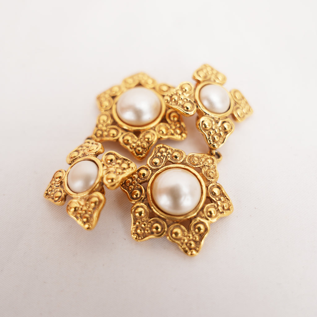 Chanel Orecchini a Clip Vintage in Lega Metallica Dorata con Perle e Logo CC