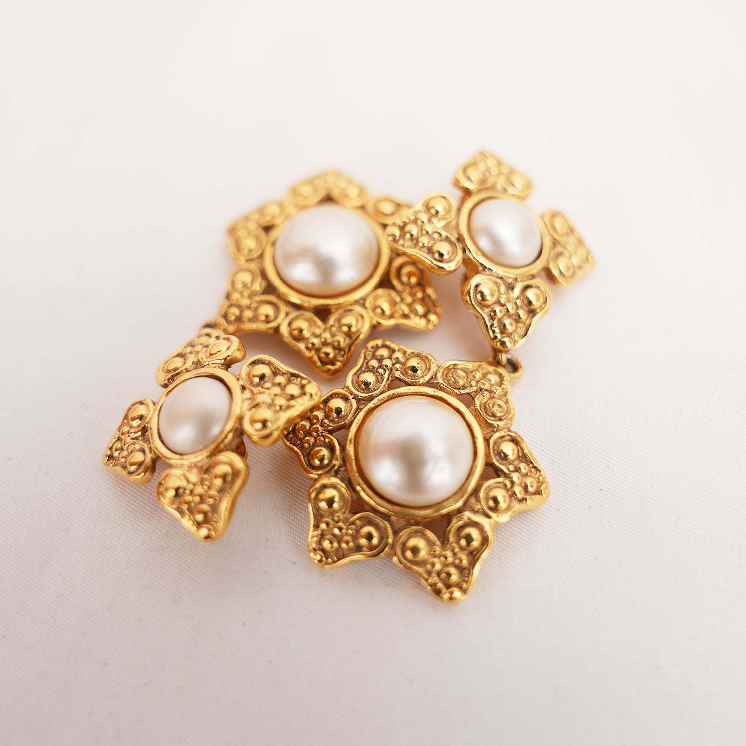 Chanel Orecchini a Clip Vintage in Lega Metallica Dorata con Perle e Logo CC