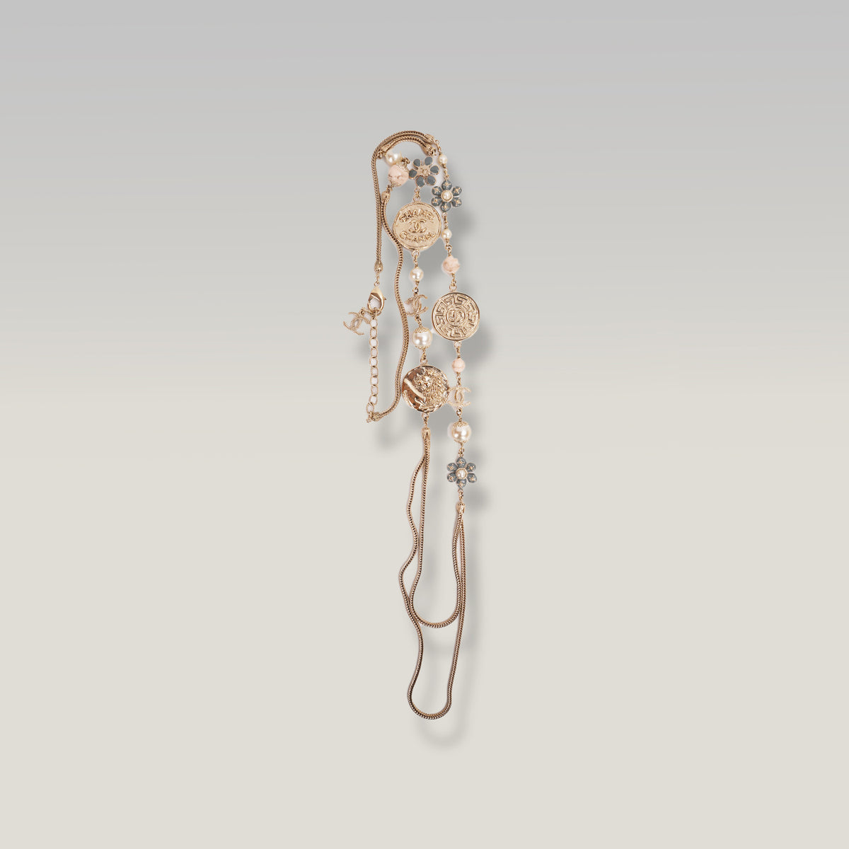 Chanel Collana Lunga Vintage del 2016 in Metallo Dorato con Perle, Medaglioni e Charm CC
