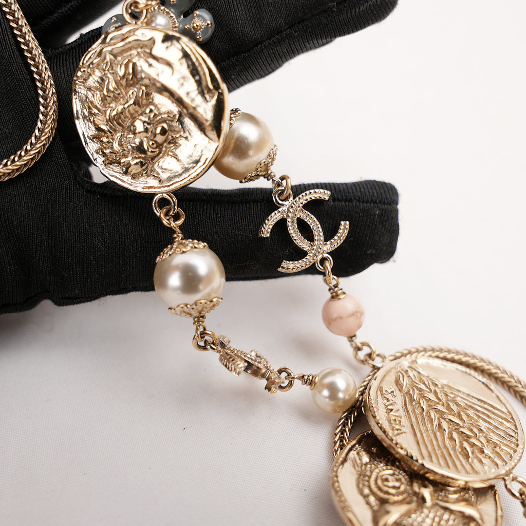 Chanel Collana Lunga Vintage del 2016 in Metallo Dorato con Perle, Medaglioni e Charm CC
