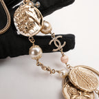 Chanel Collana Lunga Vintage del 2016 in Metallo Dorato con Perle, Medaglioni e Charm CC