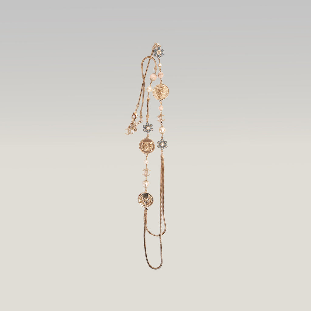 Chanel Collana Lunga Vintage del 2016 in Metallo Dorato con Perle, Medaglioni e Charm CC